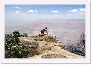 1 Grand Canyon (09) * Petra versucht wieder einmal auf auf allen Vieren hinunter zu schauen * 3872 x 2592 * (3.18MB)